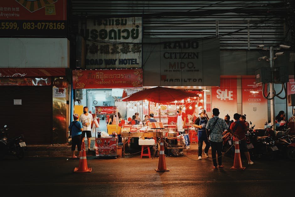 Stands illuminés sur un marché de nuit en Thaïlande