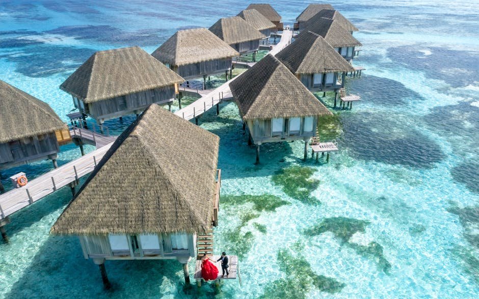 Vue aerienne de bungalows sur pilotis aux Maldives avec eaux turquoise