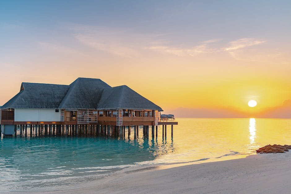 Bungalow de luxe sur pilotis aux Maldives au lever du soleil avec vue sur l ocean