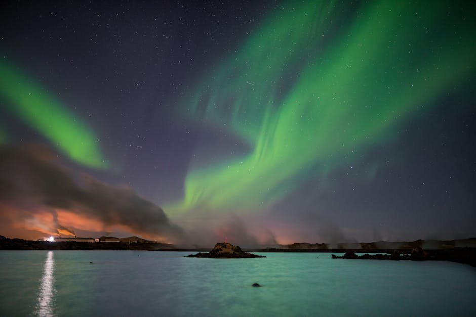 Reflet des aurores boréales sur le lac de Keflavik en Islande