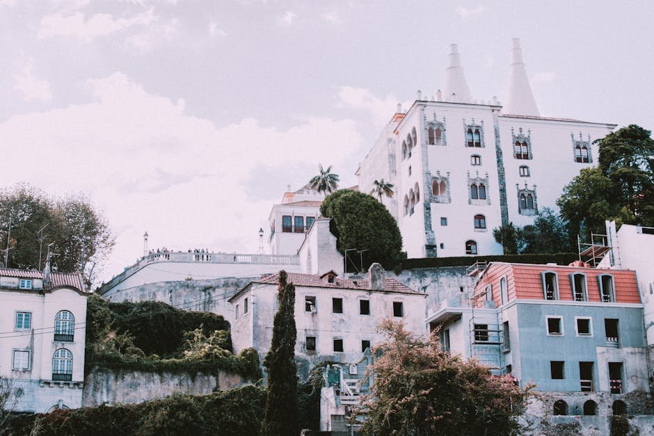 Le Palais national de Sintra entouré de verdure luxuriante au Portugal