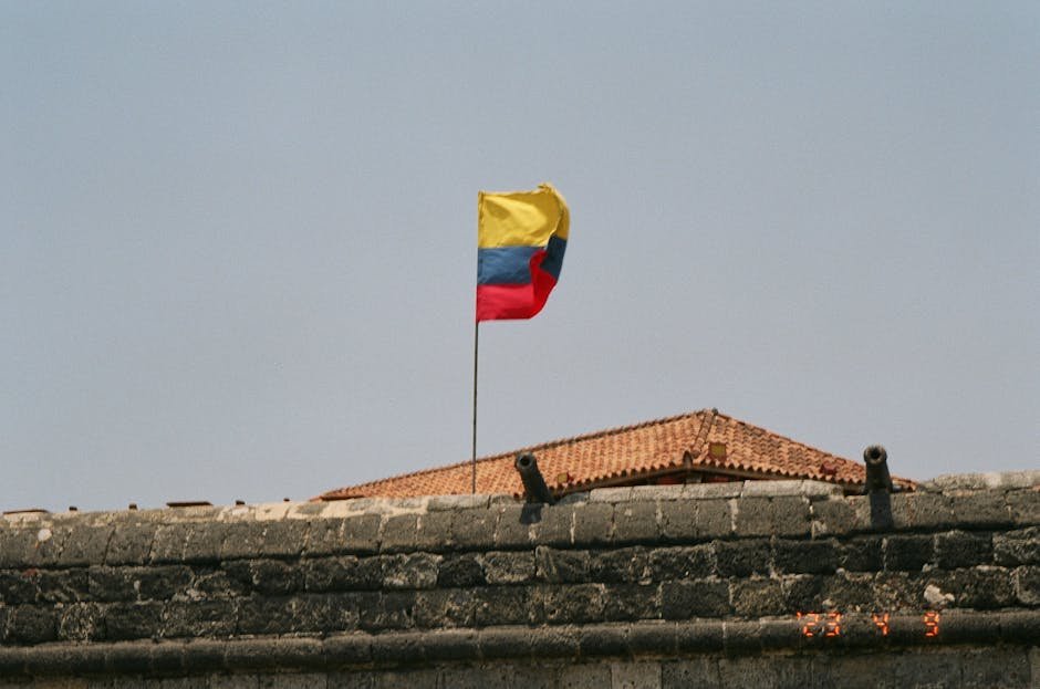 Drapeau colombien devant fort historique Carthagène