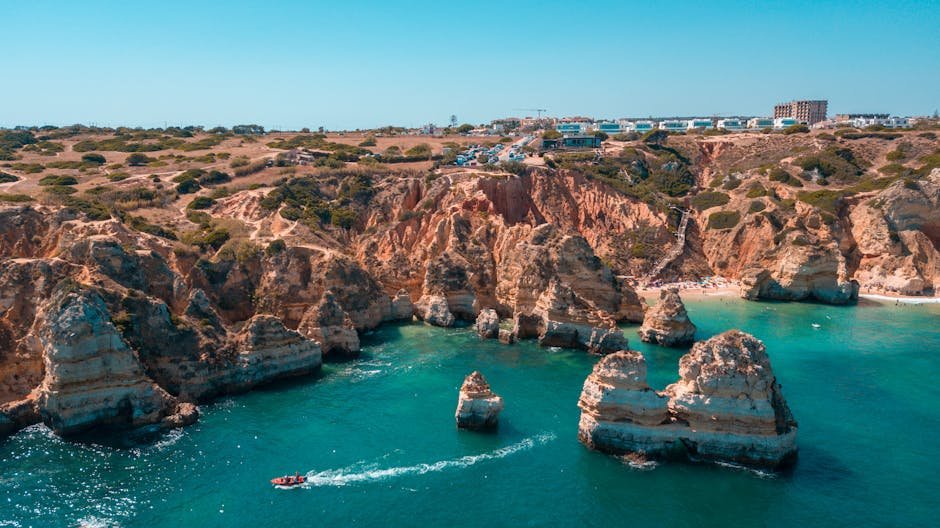 Vue aérienne des falaises dorées et des eaux turquoise de Lagos en Algarve au Portugal