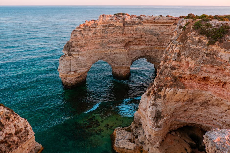 Les falaises dorées de l Algarve au coucher du soleil avec vue sur l océan Atlantique