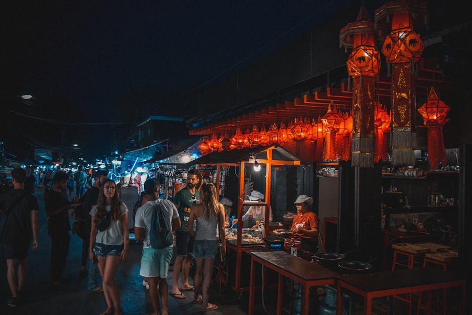 Marché de nuit de Pai en Thaïlande avec touristes et stands illuminés