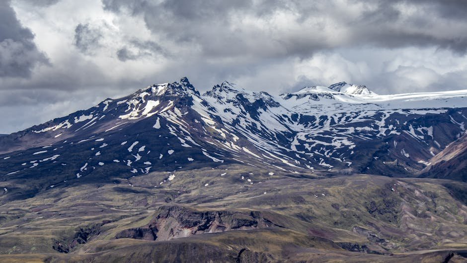Paysage hivernal d Islande avec montagnes enneigées et ciel nuageux