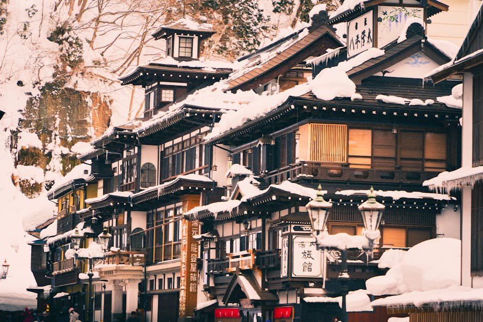 Architecture traditionnelle japonaise couverte de neige dans un village thermal