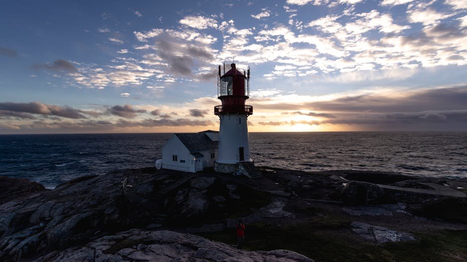 Magnifique coucher de soleil orange et rose au phare de Lindesnes sur la côte norvégienne