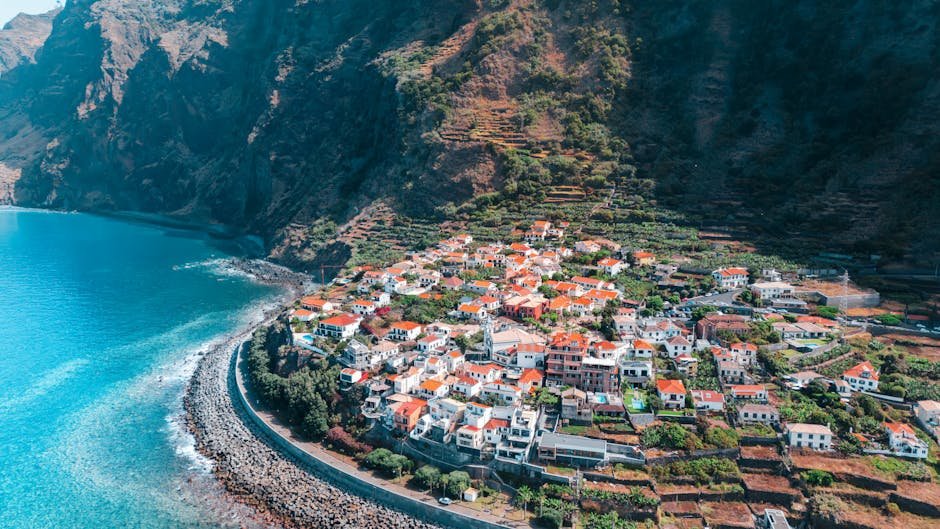 Vue aérienne de la côte de Funchal, Madère, avec falaises et mer turquoise