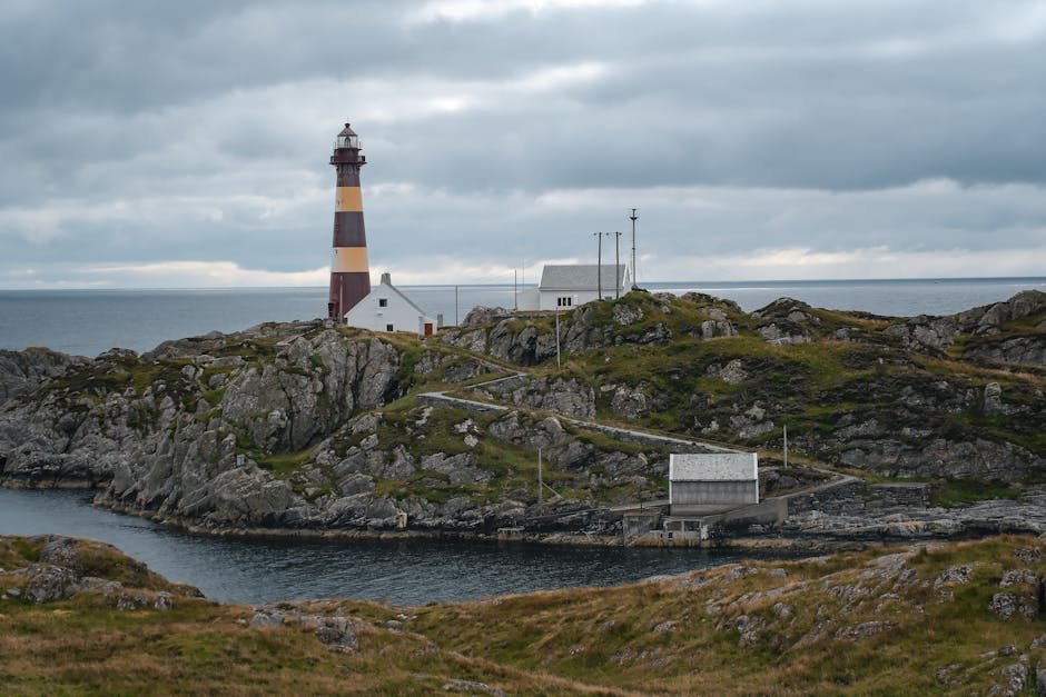 Phare perché sur les falaises rocheuses de Fedje en Vestland avec vue dramatique sur la côte norvégienne